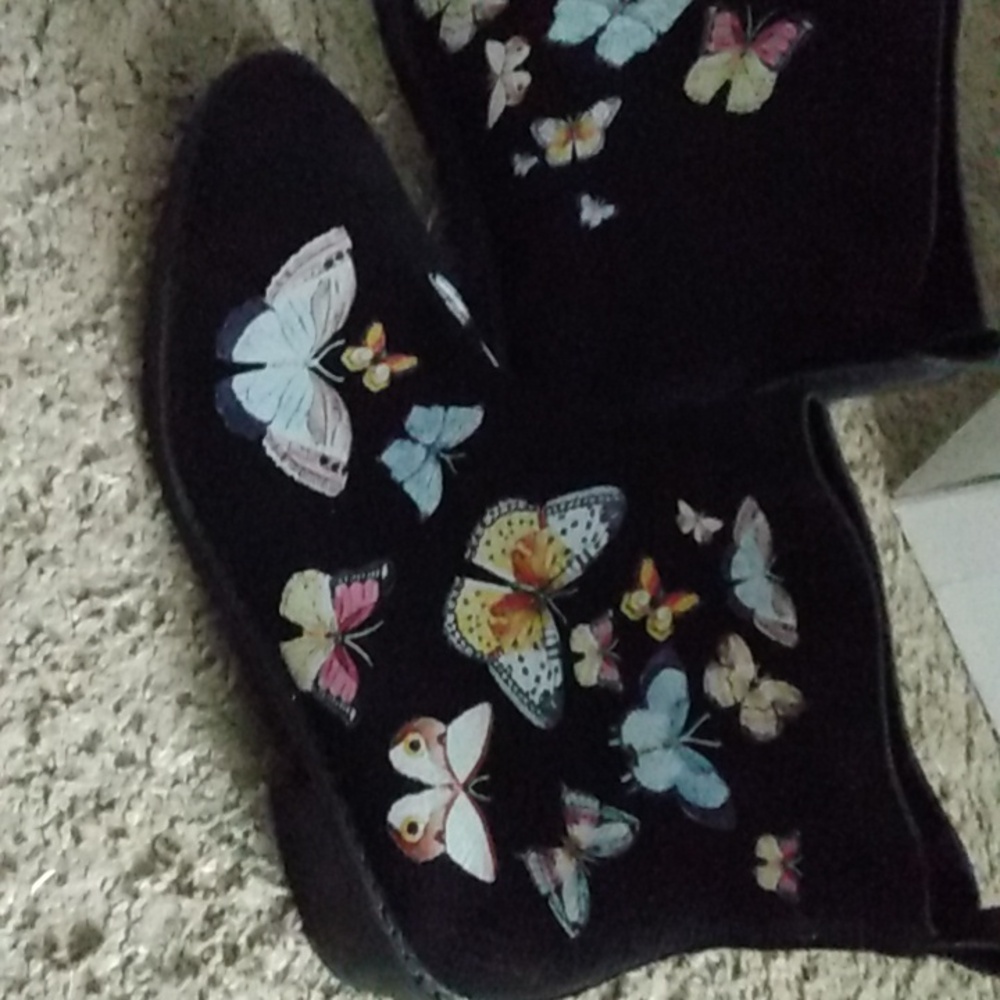 Pull on stretch boot with butterflies, size 39(8-9). Low heel very comfortable